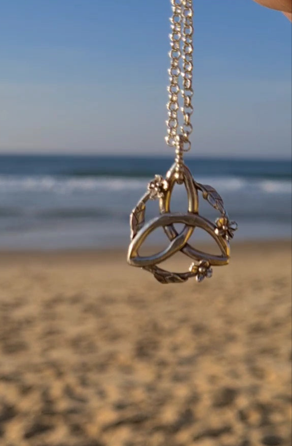 Collier Triquetra Fleuri