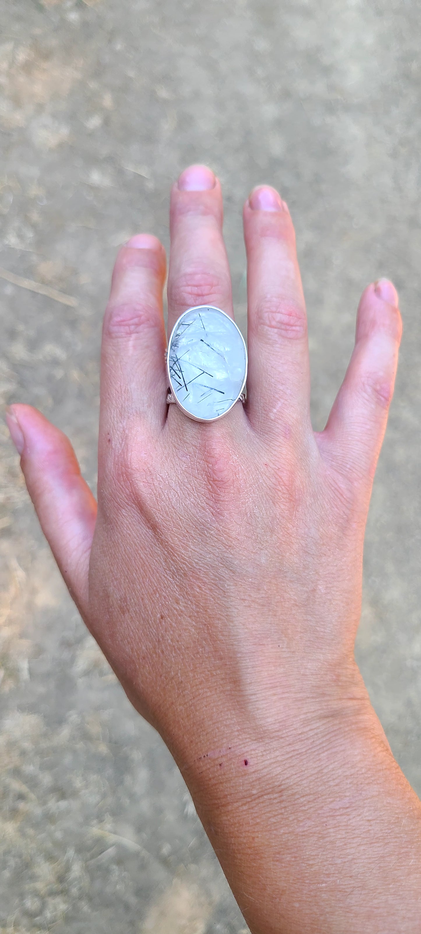 La bague Hortense Et ses aiguilles de Tourmaline en Quartz