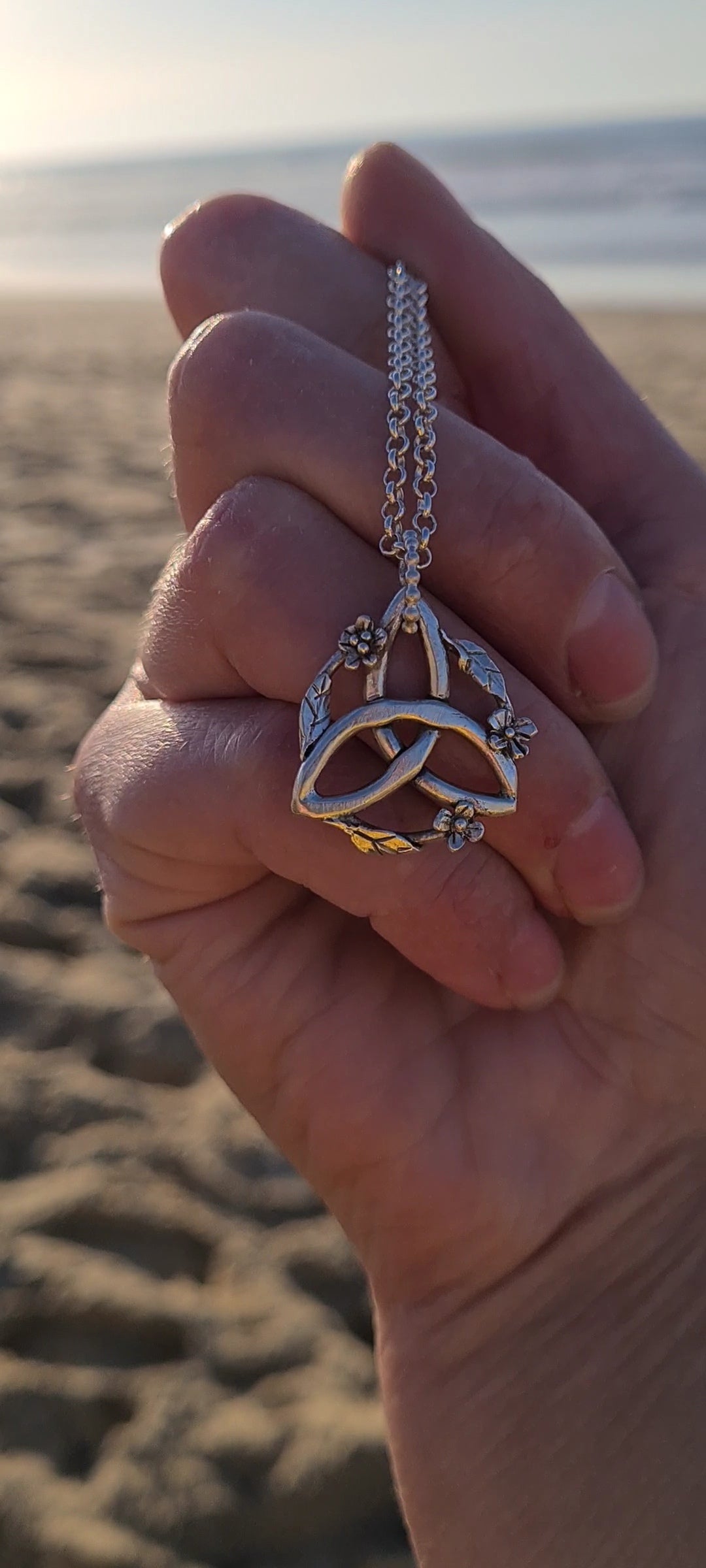 Collier Triquetra Fleuri