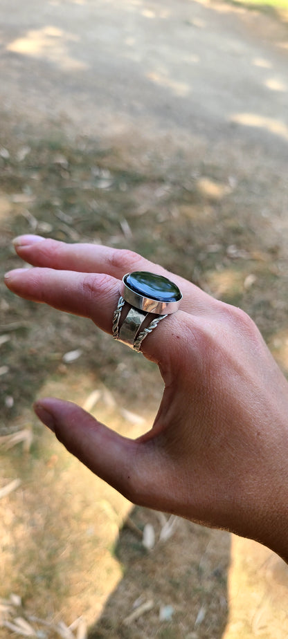 La bague Hellebore et son Obsidienne