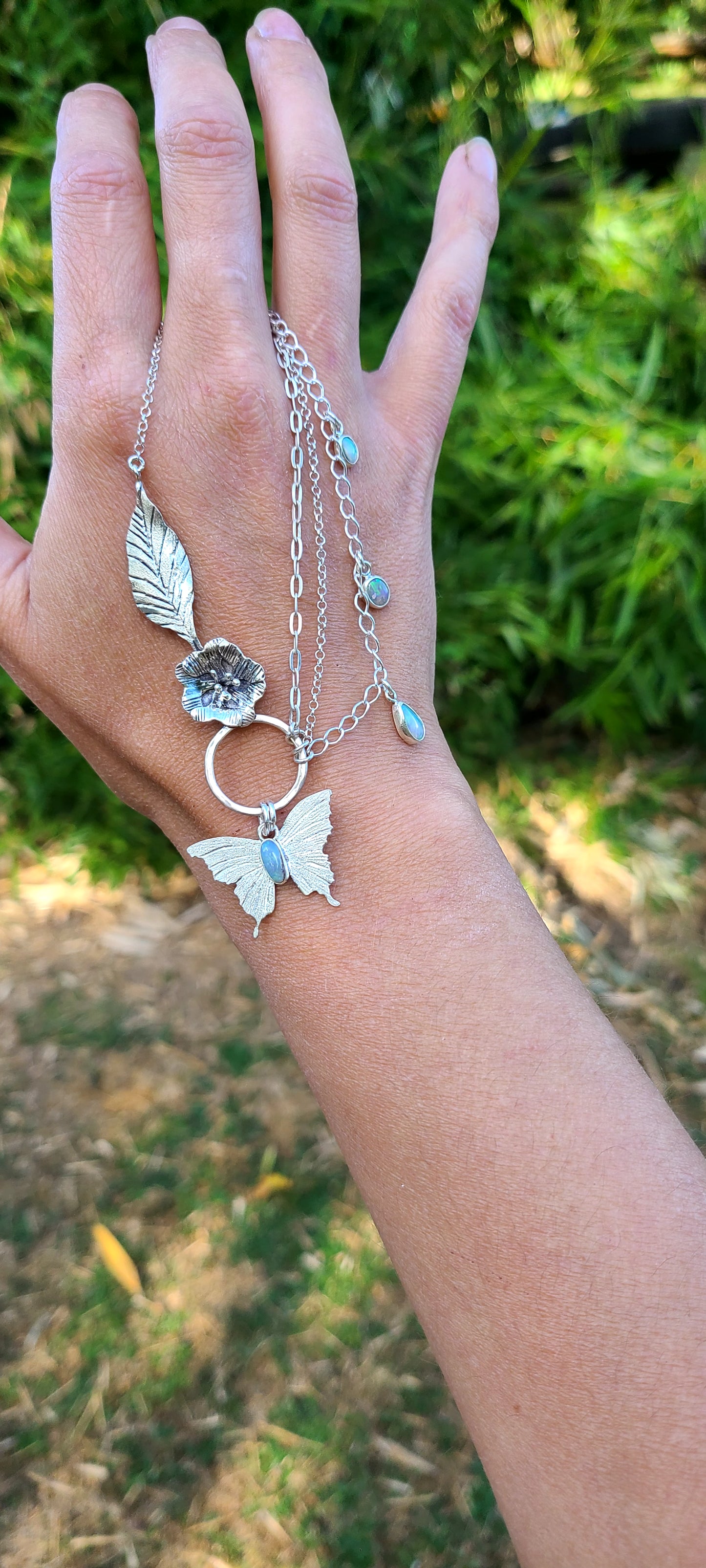Collier Hibiscus et ses Opales