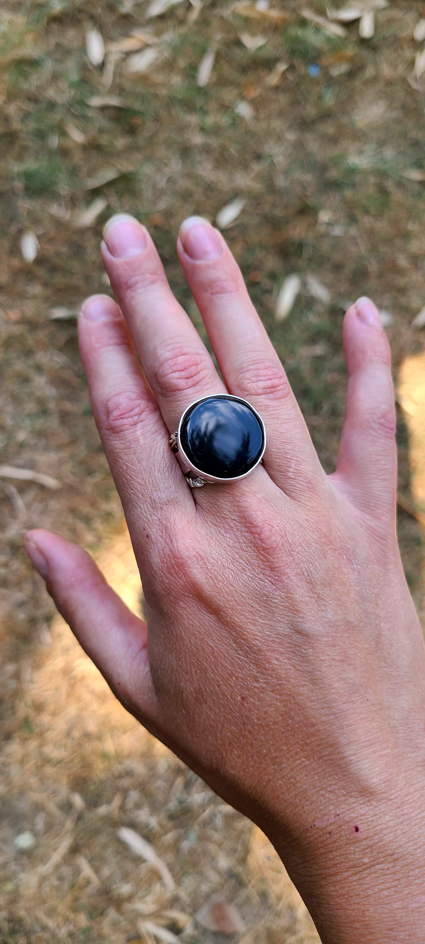 La bague Hellebore et son Obsidienne