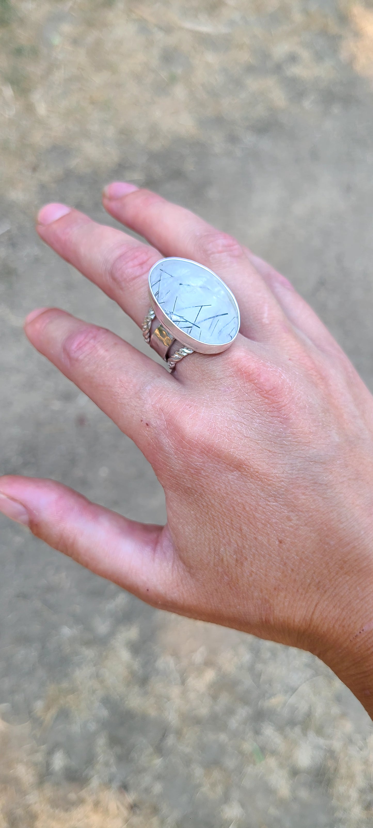 La bague Hortense Et ses aiguilles de Tourmaline en Quartz