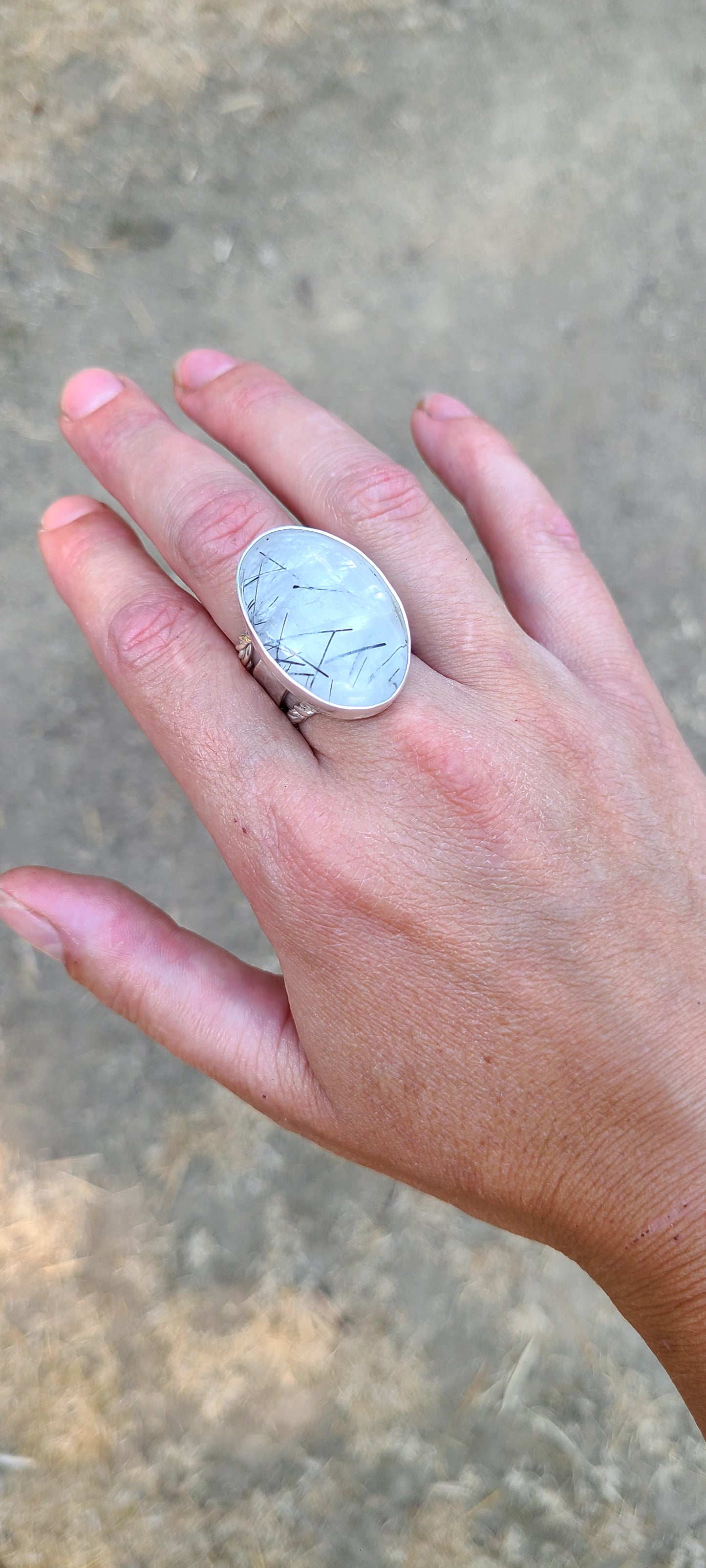 La bague Hortense Et ses aiguilles de Tourmaline en Quartz
