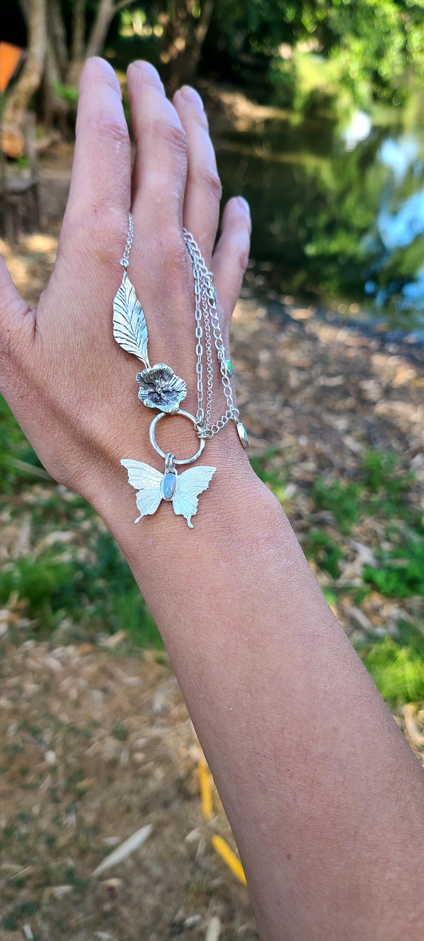 Collier Hibiscus et ses Opales